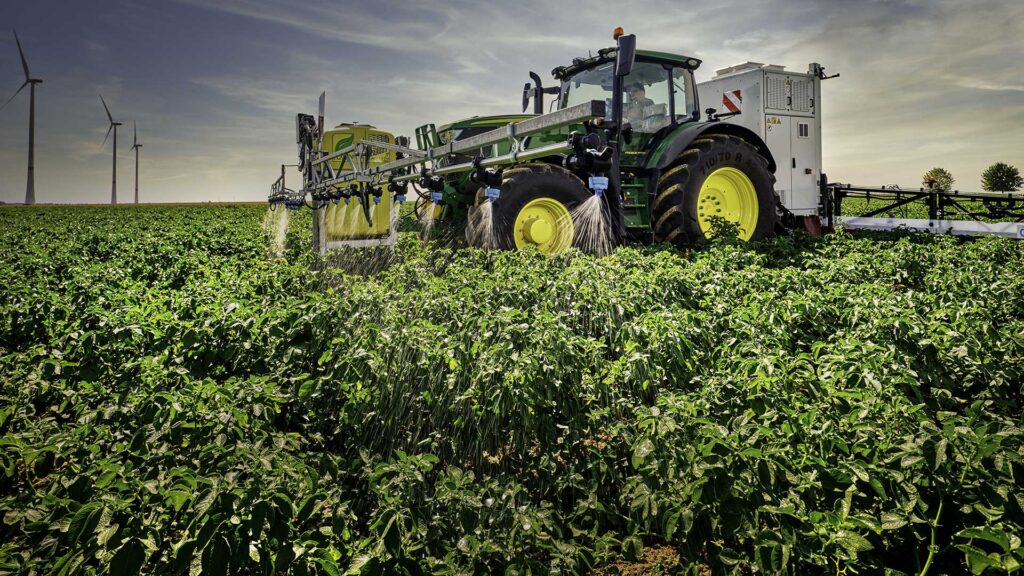 Cropzone Traktor seitlich spruehend 16 9 - Sustainable Innovations in the Agricultural Chemicals Industry
